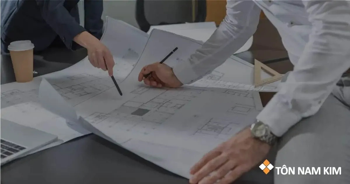 Minh họa chi tiết cách bố trí thép trong tường chắn đất bê tông cốt thép, bao gồm thép lớp trong, lớp ngoài và các chi tiết neo giữ